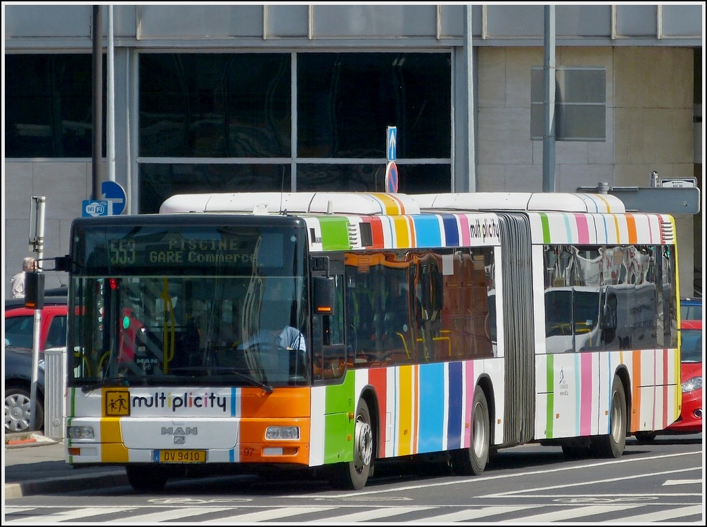 . (DV 9410) VDL 97 Man Niederflur Bus steht an der Bushaltestelle beim Hauptpostgebäude nahe dem Bahnhof von Luxemburg.  17.06.2013