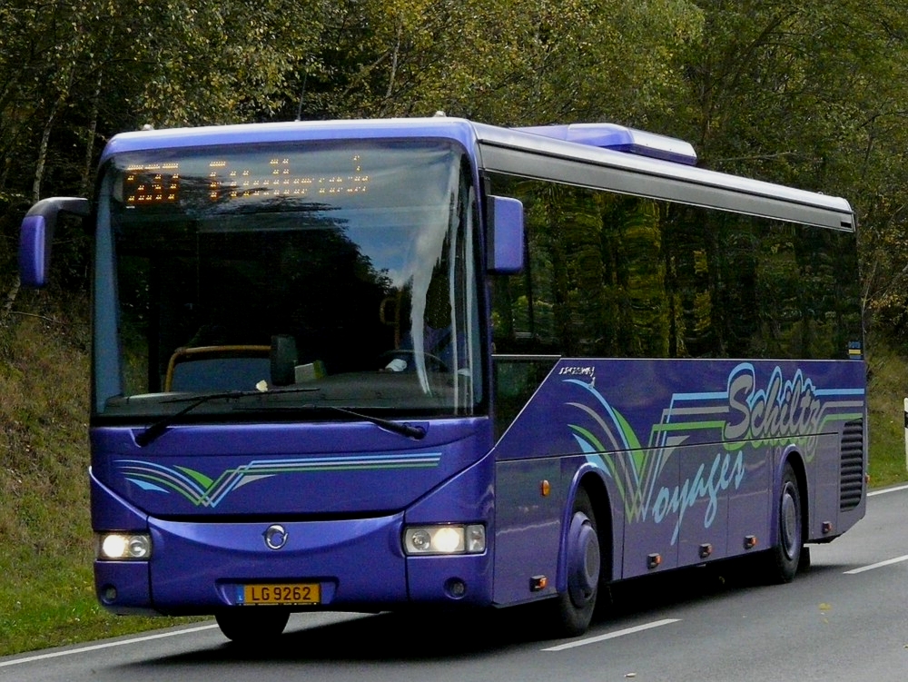 . LG 9262  Kurz vor Wiltz wurde dieser Irisbus der Firma Schiltz aus Bderscheid, aus Bastogne kommend am 10.10.2011 von mir aufgenommen.