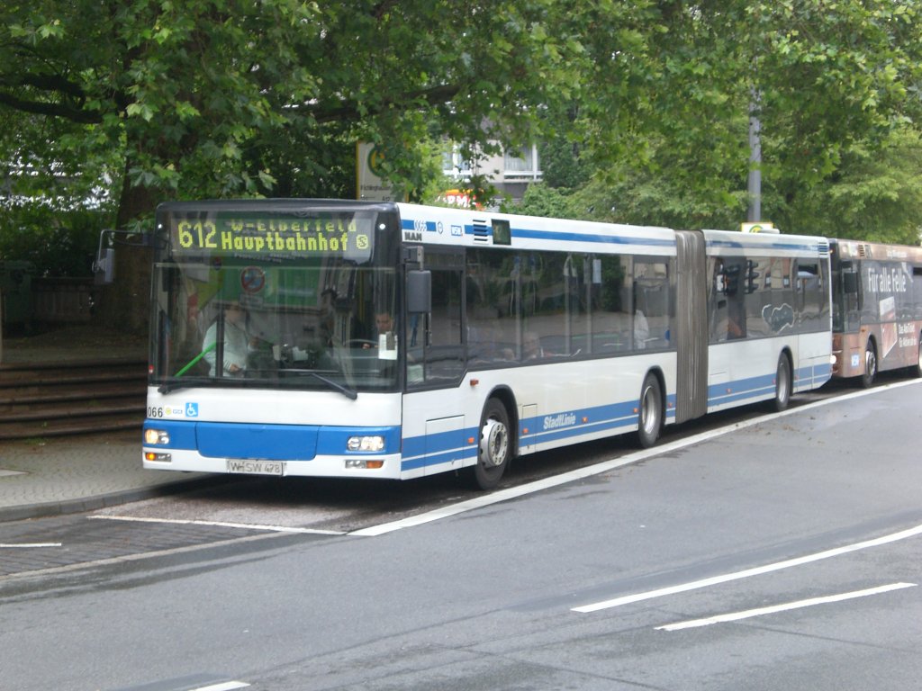  MAN Niederflurbus 2. Generation auf der Linie 612 nach Wuppertal Hauptbahnhof an der Haltestelle Wuppertal-Wichlinghausen Markt.(19.7.2012) 