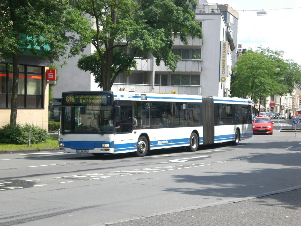  MAN Niederflurbus 2. Generation auf der Linie 618 nach Wuppertal-Wichlinghausen Dellbusch an der Haltestelle Wuppertal-Wichlinghausen Markt.(19.7.2012) 