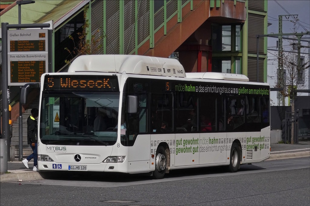 . Mercedes Benz Hybridbus steht am 30.09.2017 an der Haltestelle am Bahnhof von Gießen.