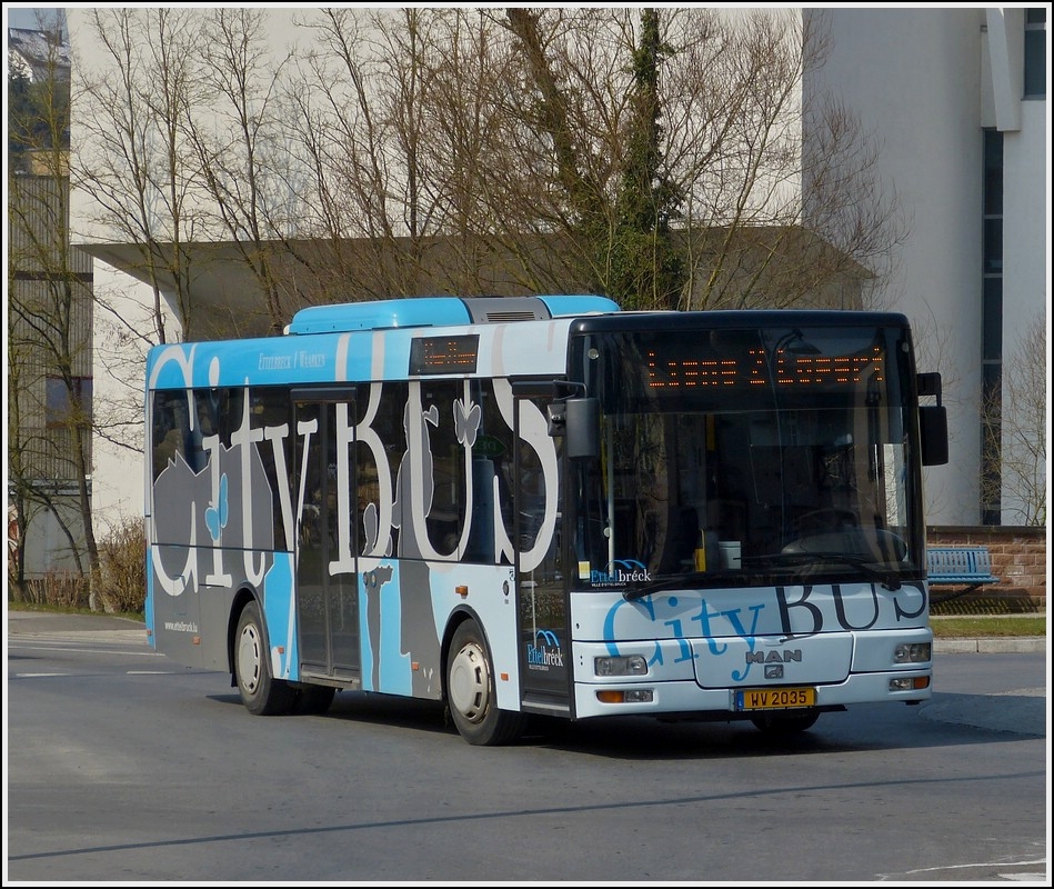  (WV 2035) MAN Citybus in den Straen von Ettelbrck unterwegs am 25.03.2013.