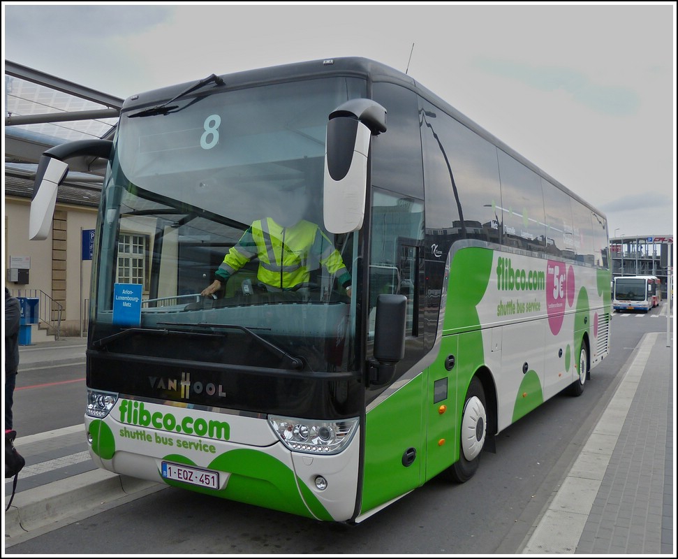 (1-EQZ-451)(B) Van Hool TX 15 Acron als Shuttlebus unterwegs zwischen Metz(F), Luxemburg und Charleroi(B), aufgenommen am Bhf in Luxemburg am 20.04.2013.