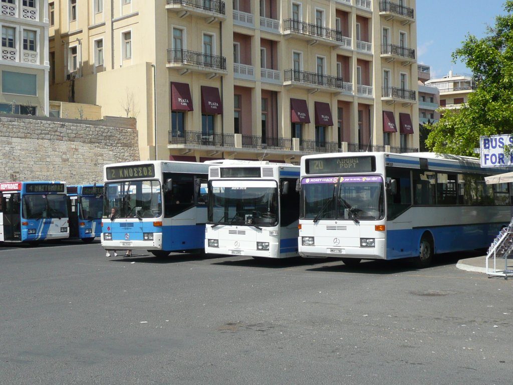 10.05.11,MB-Busse am Busbahnhof von Iraklio auf Creete/Greece.
