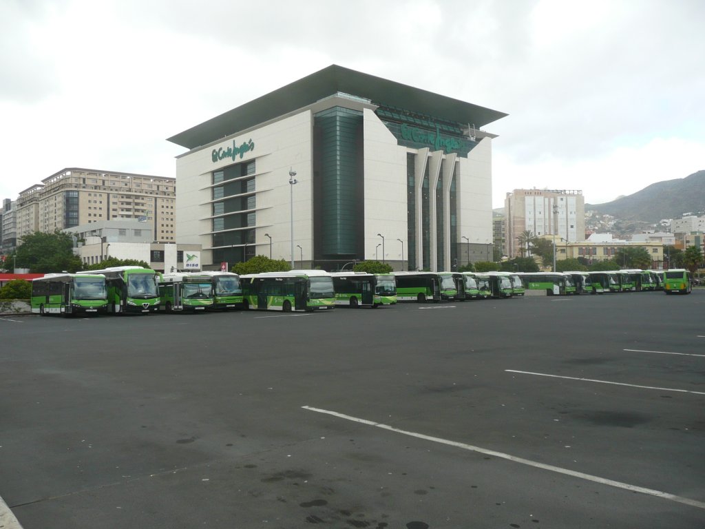 12.10.10,TITSA-Busbahnhof in Santa Cruz de Tenerife,im Hintergrund das Kaufhaus El Corte Ingls.