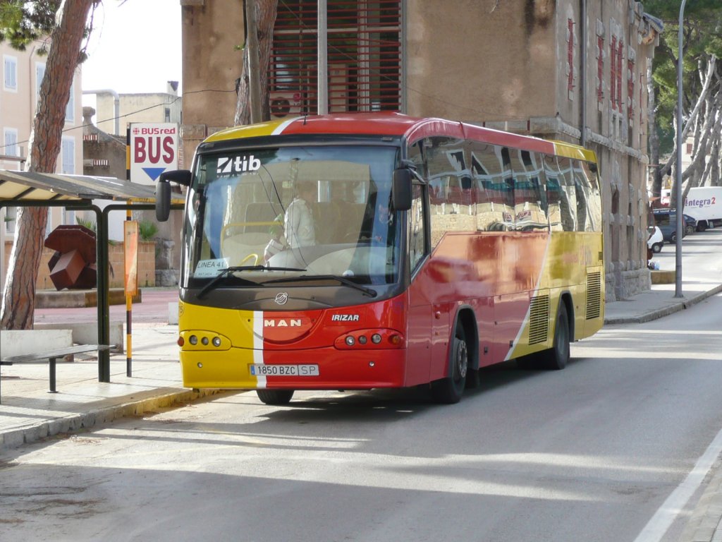 13.01.10,MAN Irizar der tib Nr.75 als berlandbus am Bahnhof Art auf Mallorca.