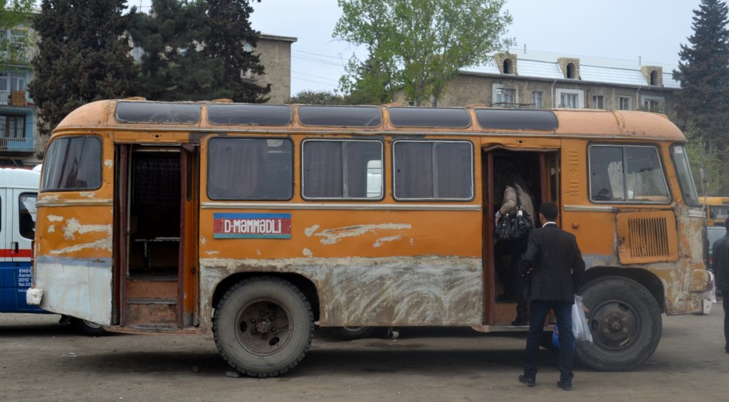 15. April 2012: auf dem Busbahnhof von Mingencevir/AZ steht ein berlandbus, wahrscheinlich russischer Herkunft.