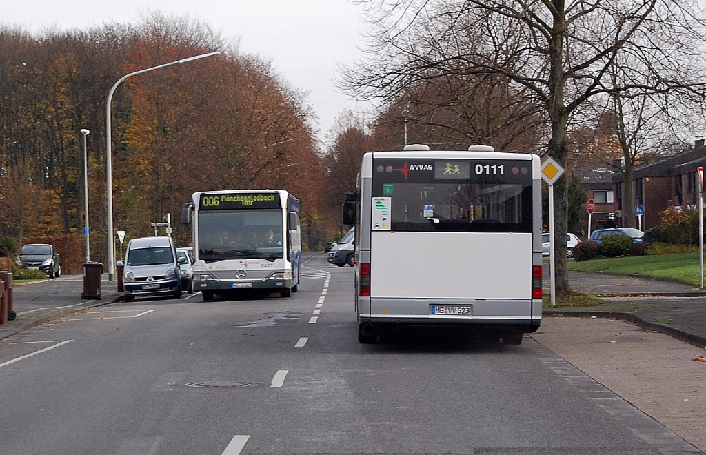 2 x MBus Wagen 0402 und 0111 auf der Ritterstrae, einer im Schulbusdienst und einer auf der Linie 006. Montag 15.11.2010