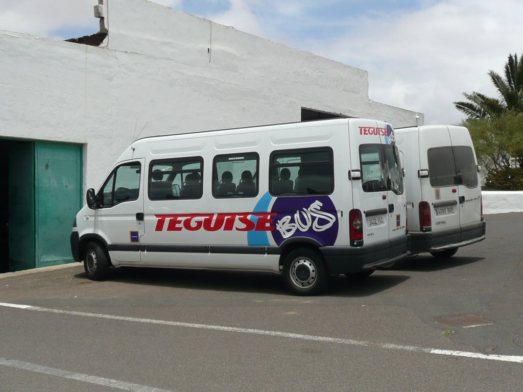 26.05.10,Kleinbus von OPEL in Teguise auf Lanzarote/Kanaren.
