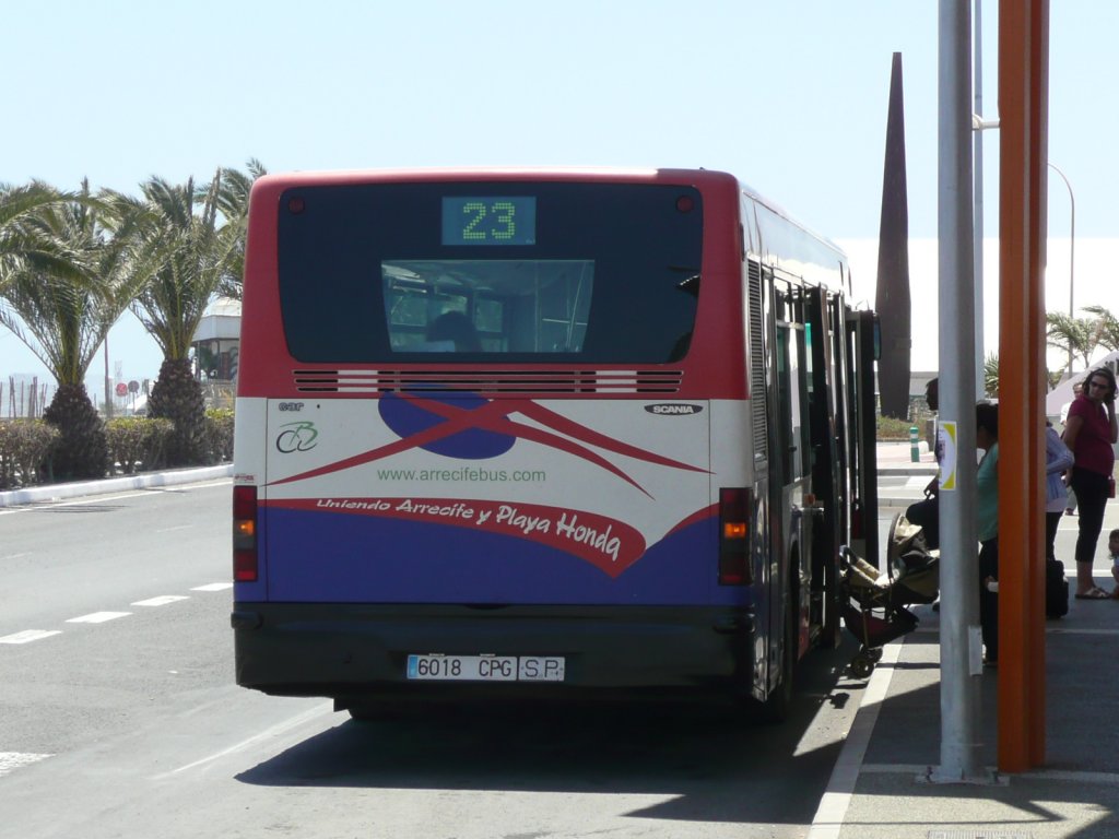 29.05.10,SCANIA carsa am Busbahnhof von Arrecife auf Lanzarote/Kanaren.