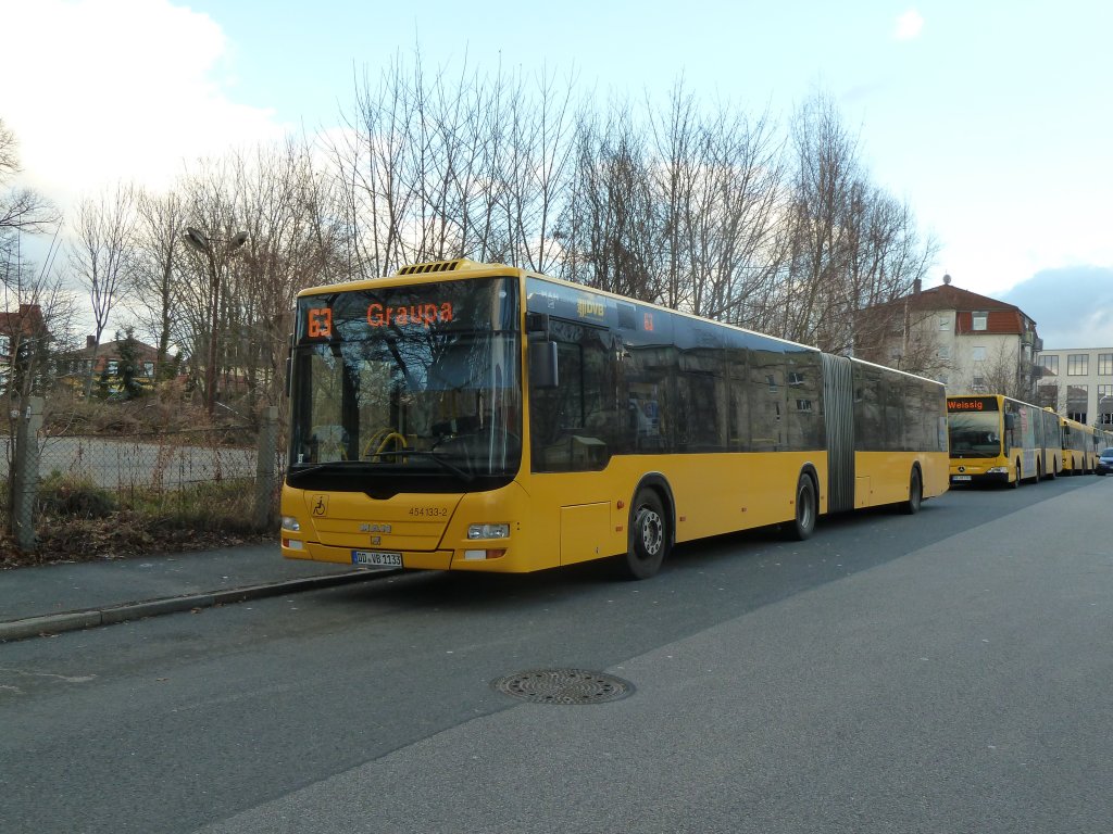 454 133-2 als Linie 63 an der Endhaltestelle in Lbtau. 14.01.2012
