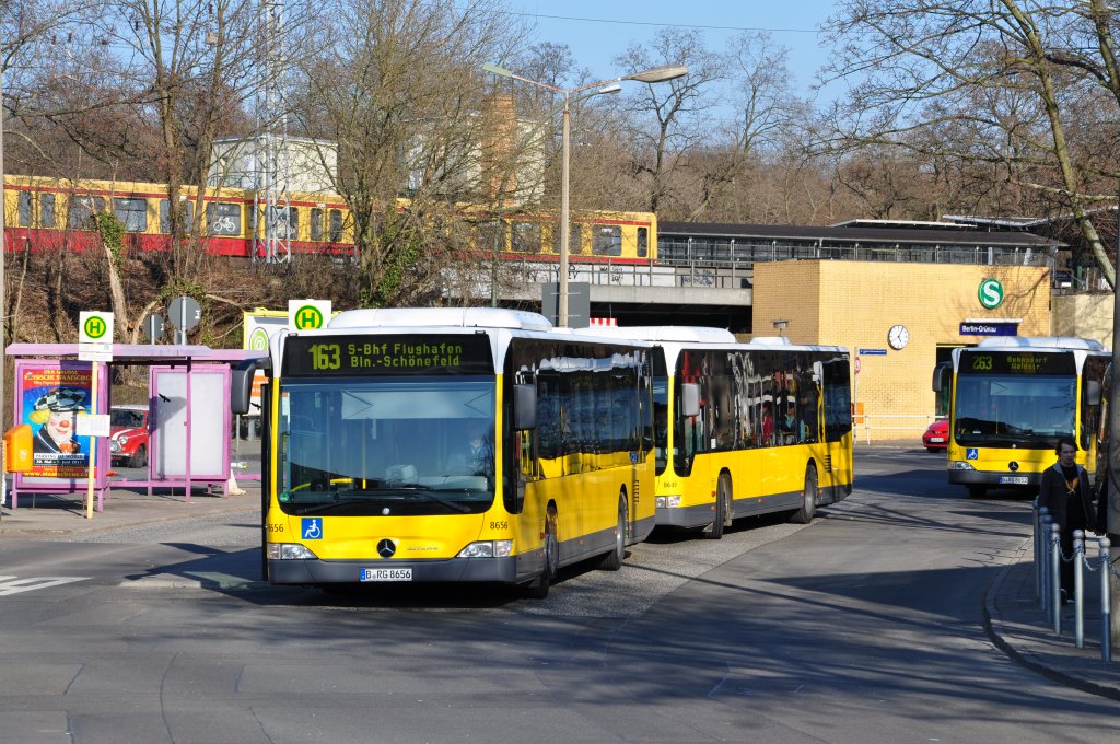8656 steht am S Berlin Grnau als 163 abfahrtsbereit. 29.03.2011