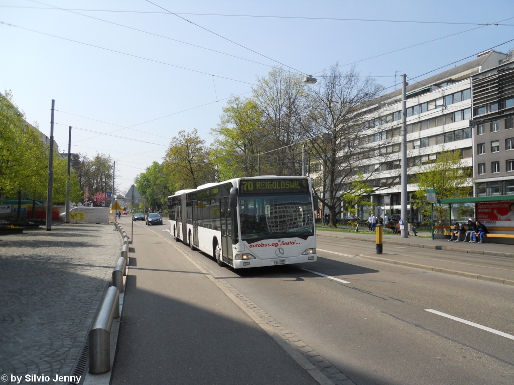 aagl Nr. 94 (Mercedes Citaro O530G) am 21.4.2010 in Basel, Aeschenplatz. Bis anhin warb dieser Citaro fr die Basellandschaftliche Regionalbank. Nach Auslaufen deren Werbevertrag erhielt der Bus keinen Neuanstrich mehr, bloss noch die Eigentumsbezeichnungen.