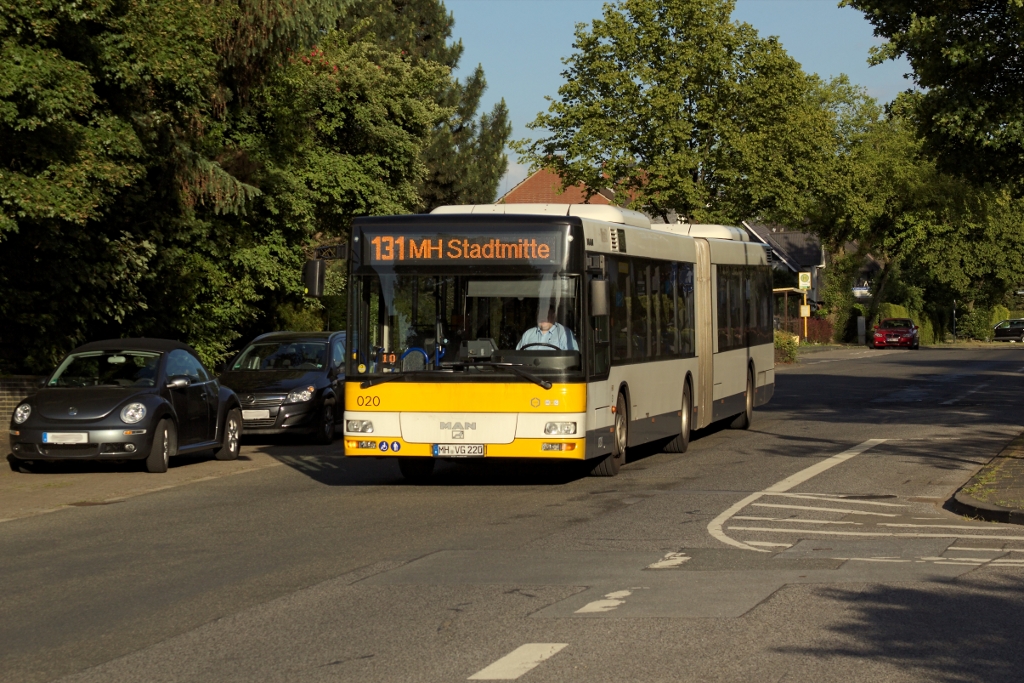 Abends kommt es in Mlheim zu nderungen im Fahrtverlauf der Busse. Im konkreten Fall fhrt der 020 bis Stadtmitte als Linie 131 und schildert danach auf Linie 124 nach Oberhausen-Wehrstrae um. Am 24.5.2011 war der Tag lang genug, um diese Fahrt noch im Licht festzuhalten