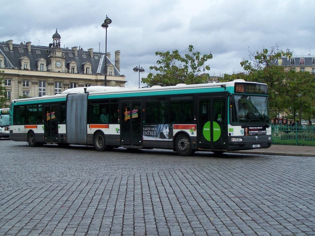 Agora Gelenkbus Nr 4500 der Linie 27, an der Haltestelle  Place d'Italie  am 02/10/10.
