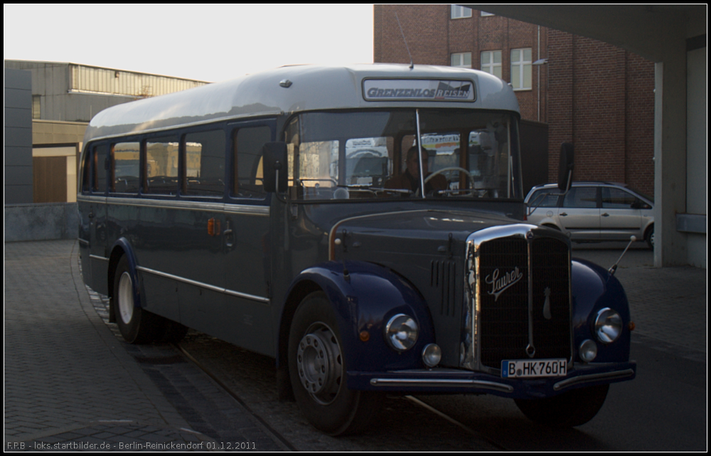 Als dieser Saurer 1959 auf sterreichs Straen im Einsatz war, sagte man noch Autobus. 2002 wurde das Fahrzeug in sieben Jahren komplett restauriert und wird nun nur fr Fahrten innerhalb und in Randgebieten Berlins genutzt (gesehen Berlin-Reinickendorf 28.11.2011)