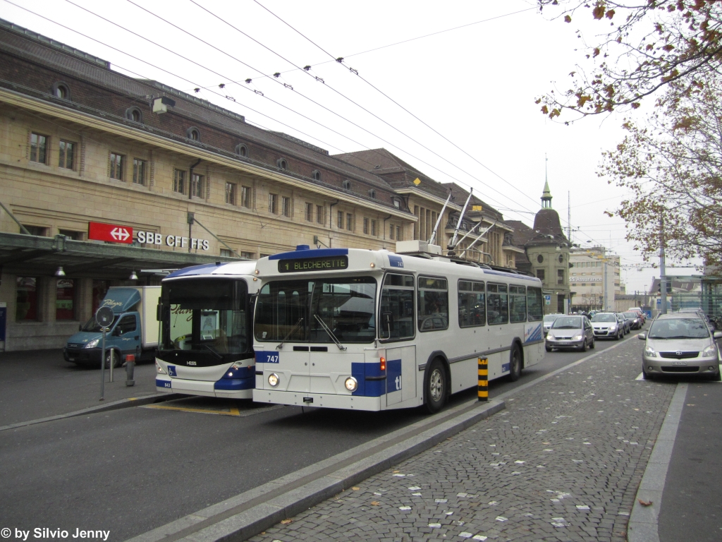 Alt und Neu am 15.11.2012 beim Bhf. Lausanne, links der Swisstrolley Nr. 843 und rechts er neinahe 30 Jahre ltere FBW Nr. 747.