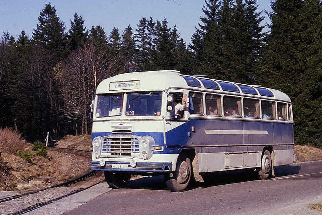 Alter Ikarus Reisebus 311, hier zu Zeiten der DDR im Harz am B der Harzer
Schmalspur Bahn von Drei Annen Hohne in Richtung Wernigerode am 17.03.1990 unterwegs.