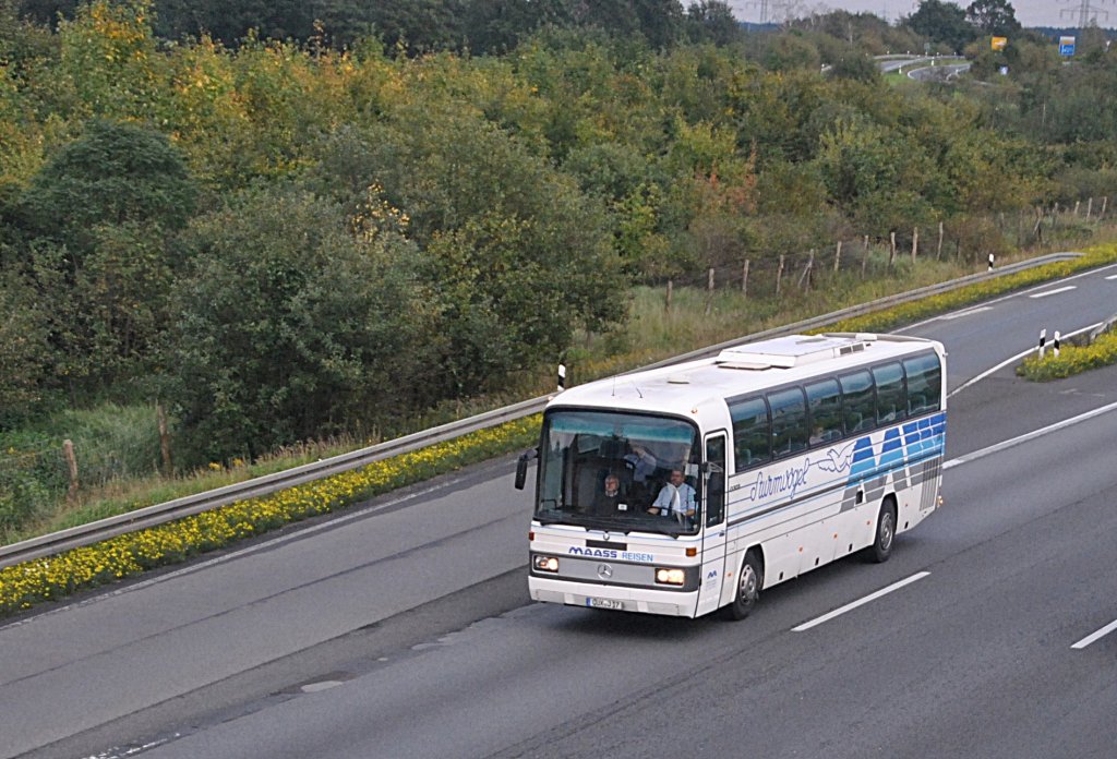 Alter Mercedes Reisebus, auf der A2, bei Lehrte am 02.10.2010.