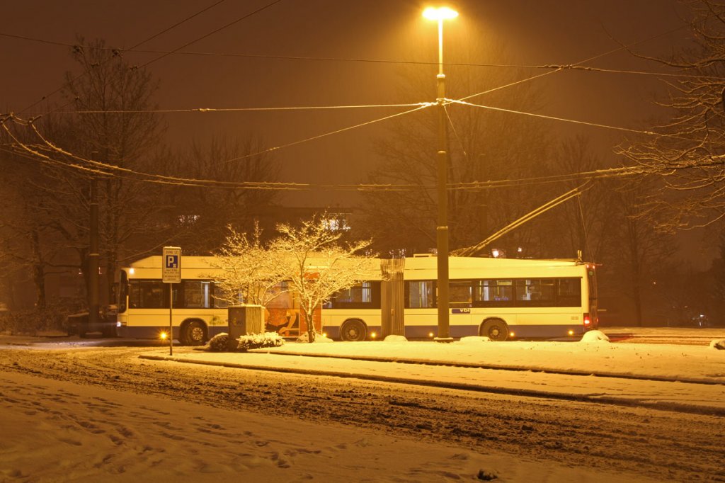 Am 1. Dezember 2010 gab es in Luzern einiges an Schnee, hier ist Hess/Vossloh-Kiepe BGT N2C  Swisstrolley 3  Nr. 207 zu sehen, wie er die Busschleife im Hirtenhof bei Schneefall verlsst.