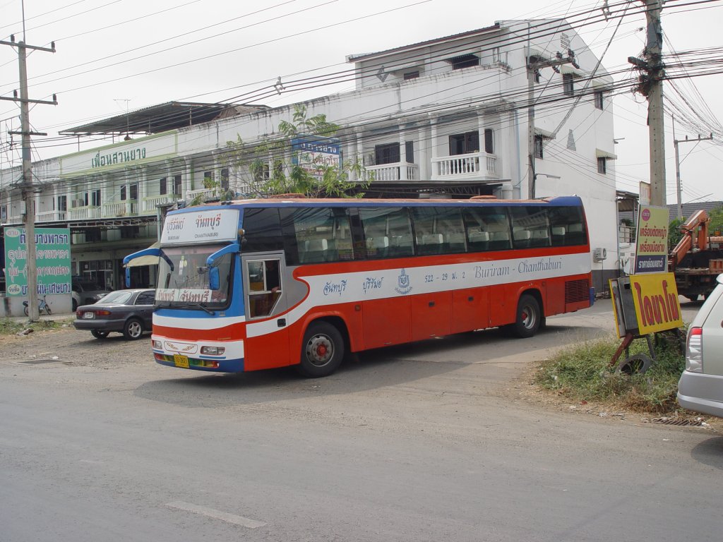 Am 14.02.2011 ein berlandbus in Buri Ram / Thailand, der die Strecke Buri Ram - Chanthaburi befhrt. Fr diese Strecke steht die Nummer 522 am Bus.
