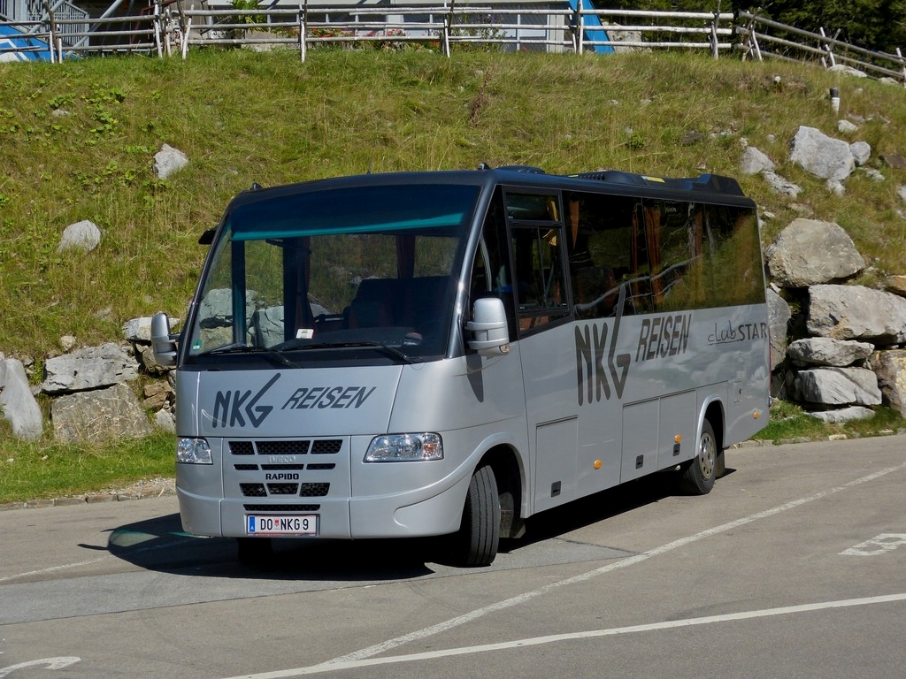 Am 14.09.2012 war dieser IVECO Minibus auf dem Parkplatz vor der Basisstation der Sntisschwebebahn auf der Schwgalp abgestellt.