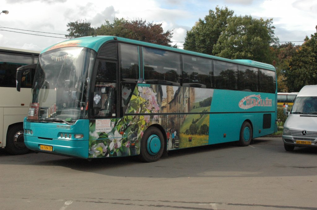 Am 18.09.2010 im Peterhof ausserhalb von St. Petersburg wurde der Neoplan Reisebus N316 SHD gesehen.
