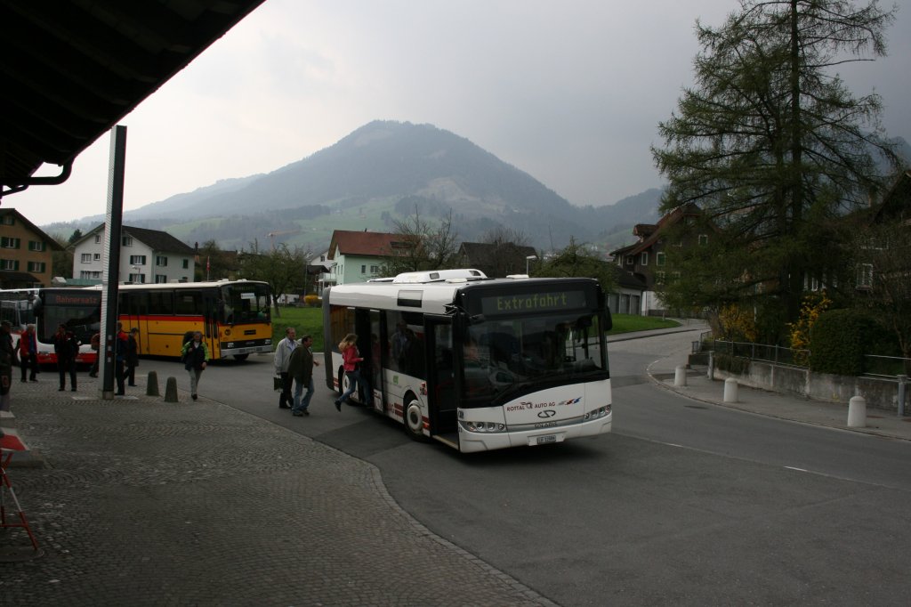 Am 18.4.2010 war nebst dem temporren Unterbruch am Pass auch der Abschnitt Alpnach Dorf - Hergiswil gesperrt. Der Bus verkehrte wegen der Strassensperre Hergiswil-Stansstad (Felssturz) bis Stansstad. Im Einsatz standen grundstzlich zwei Urbino 18 von der Rottal Auto AG (ARAG) aus 2009. Aufnahme in Alpnach Dorf. 