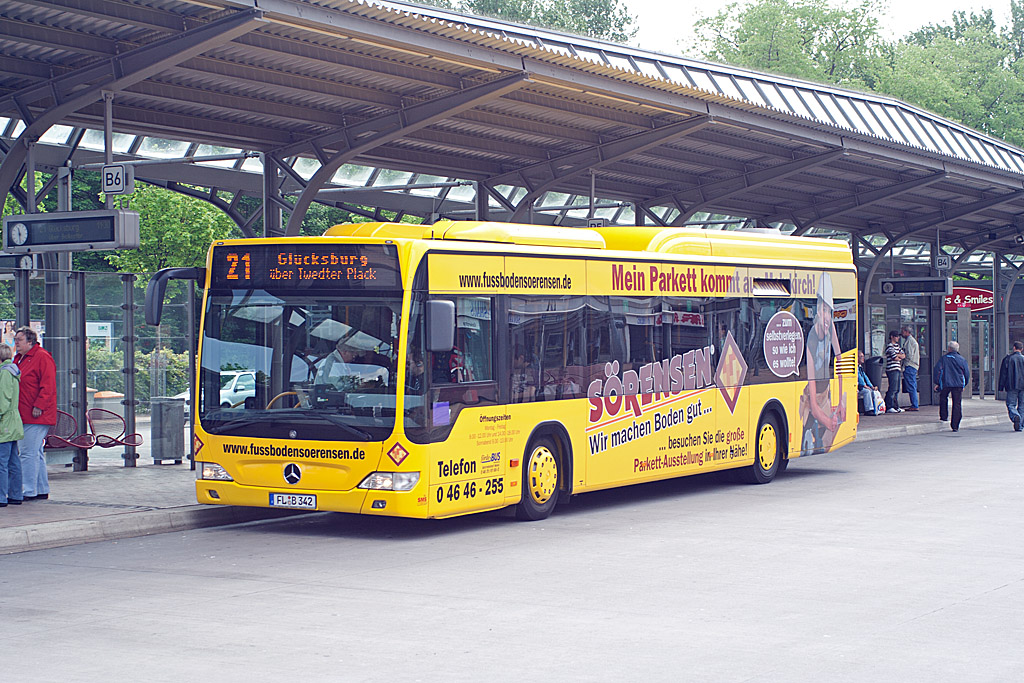 Am 20. Mai 2007 steht auf dem Flensburger ZOB der FL-B 342 von Frde Bus zur Rckfahrt auf der Linie 21 nach Glckstadt bereit. Die Busgesellschaft Frde Bus hat am 29. Mai 1999 den Verkehr auf der Linie 21 zwischen Flensburg ber Glckstadt nach Holnis von der Frde-Reederei Flensburg bernommen.
