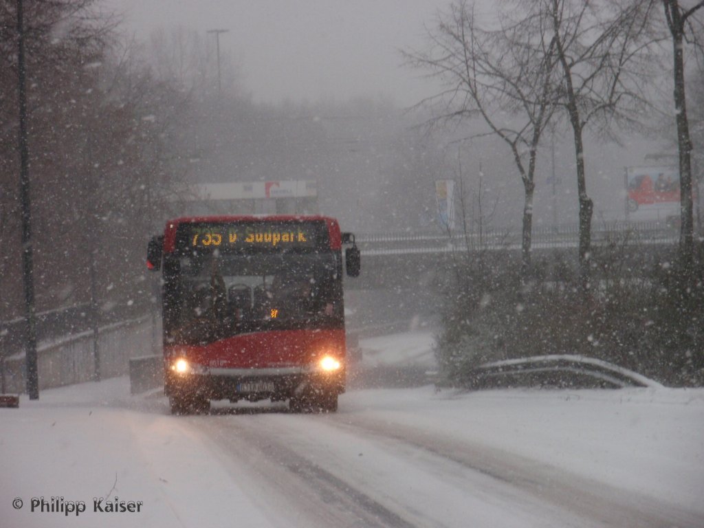 Am 20.12.2009 verwandelten sich sogar Hauptstraen in Dsseldorf in Schneepisten. Ein Solaris(8018) der Rheinbahn der Linie 735 bahnt sich seinen Weg in Richtung Sdpark ber vllig verschneite Straen und heftigsten Schneeflle.