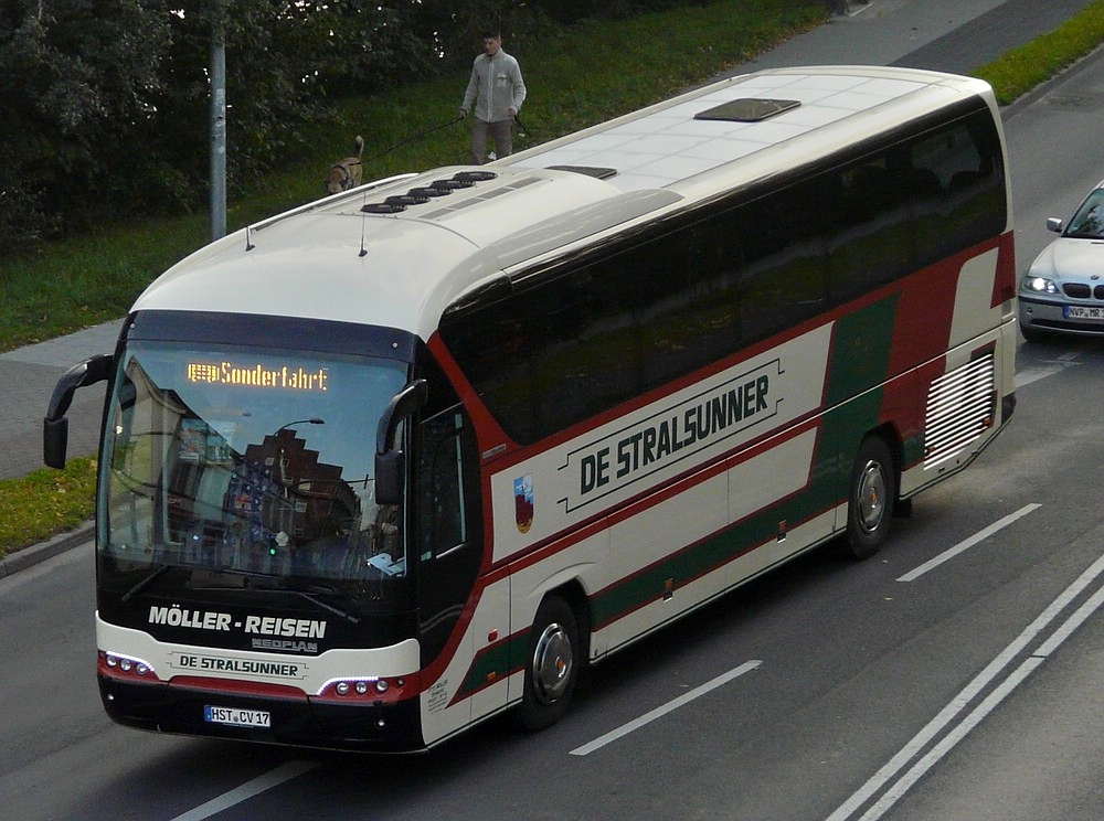 Am 21.09.2011 wurde dieser Neoplan vom Hotelzimmerfenster in Stralsund ausfotografiert.
