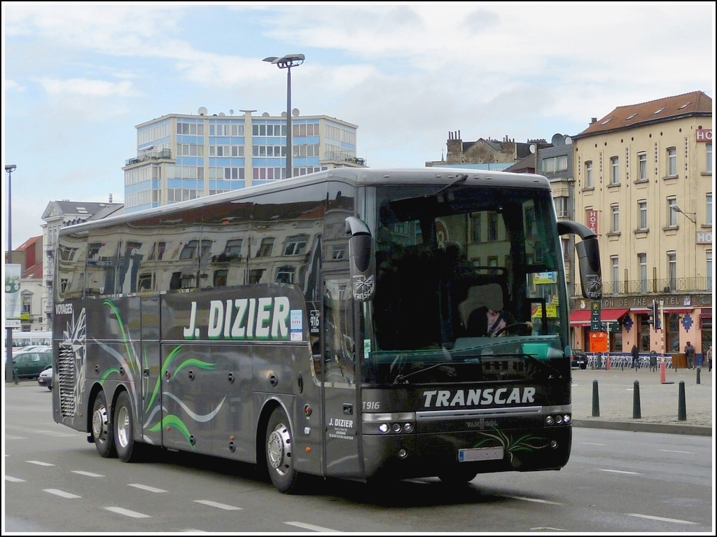 Am 24.06.2012 war dieser VanHool T916 Reisebus mit einer Gruppe in den Strassen von Brssel unterwegs.