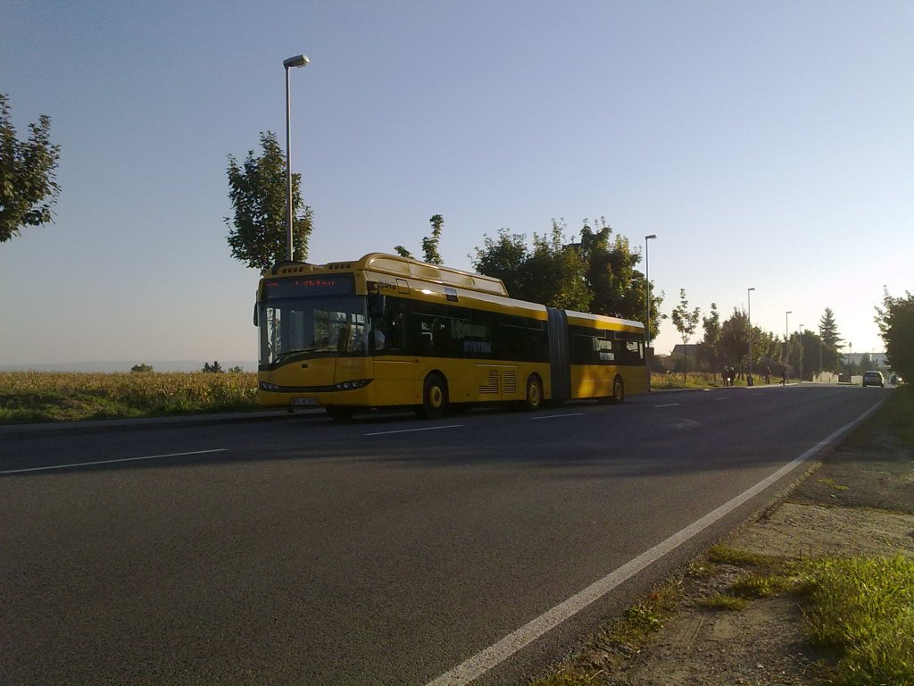 Am 24.09.10 frh gegen 7 uhr fuhr der Solaris Hybridbus auf der Linie 63 Richtung Lbtau.
Haltestelle-Hckendorfer Weg