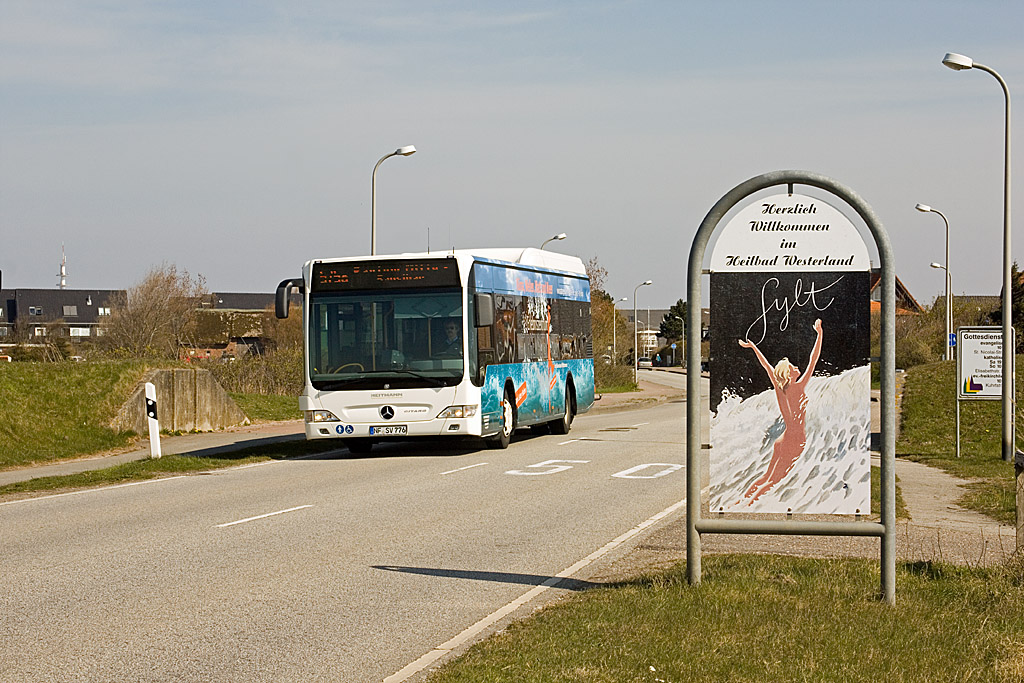 Am 25. April 2010 war der NF-SV 776 auf der Direktbuslinie 5 von List aus ber Westerland nach Hrnum unterwegs.