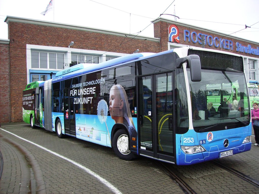 Am 27.08.2011 steht zum 130-jhrigen Jubilum der RSAG der neue Elektro-Hybrid-Bus auf dem Betriebshof Hamburger Strae abgestellt.