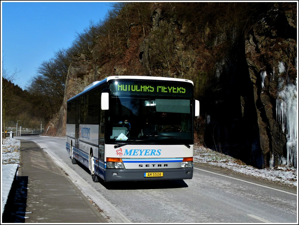 (AM 5508) Am 03.02.2012 habe ich diesen Setra der Busfirma Meyers in der Nhe von Goebelmhle auf dem Chip festgehalten.