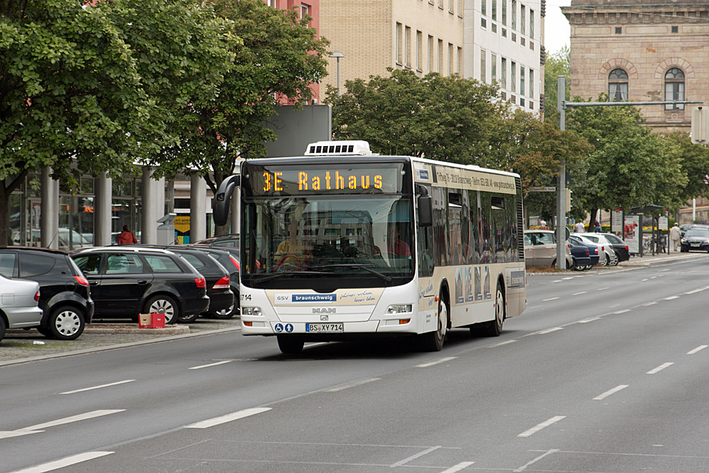 Am 8. August 2010 war der BS-XY 714 auf der Linie 3E zum Braunschweiger Rathaus, als der Bus in der Steinstrae unterwegs war.