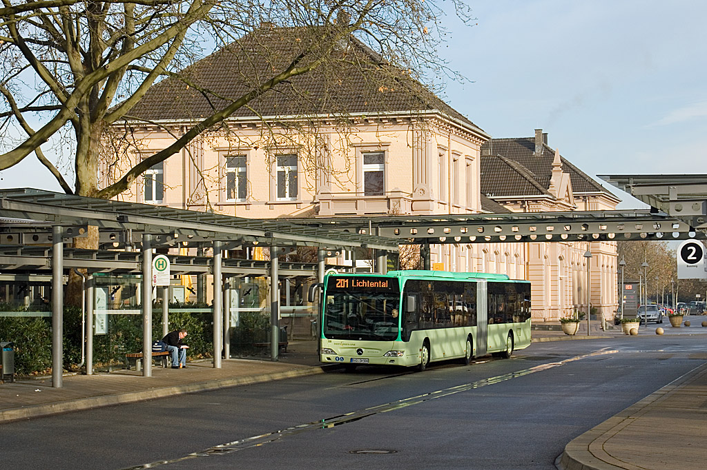 Am Bahnhof von Baden-Baden im Ortsteil Oos stand am 30. November 2008 der BAD-SW 506 der Baden-Baden-Linie zur Abfahrt auf der Linie 201 nach Lichtental bereit.