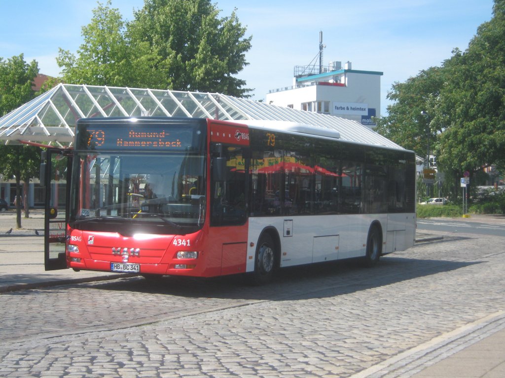 Am Bahnhof Vegesack steht der Wagen 4341, ein MAN NL290 Lion´s City A37. Gleich fhrt er auf der Linie 79 nach Aumund-Hammersbeck. 2 der Lion´s City A37 lsten Anfang 2010 noch die letzten beiden NL202 aus der alten 43er Serie ab. 
