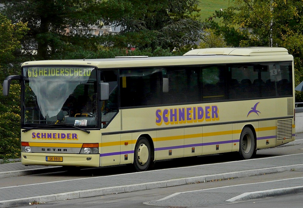 Am Busbahnhof vom LTN in Wiltz stand dieser Setra der Firma Schneider. 10.10.2011