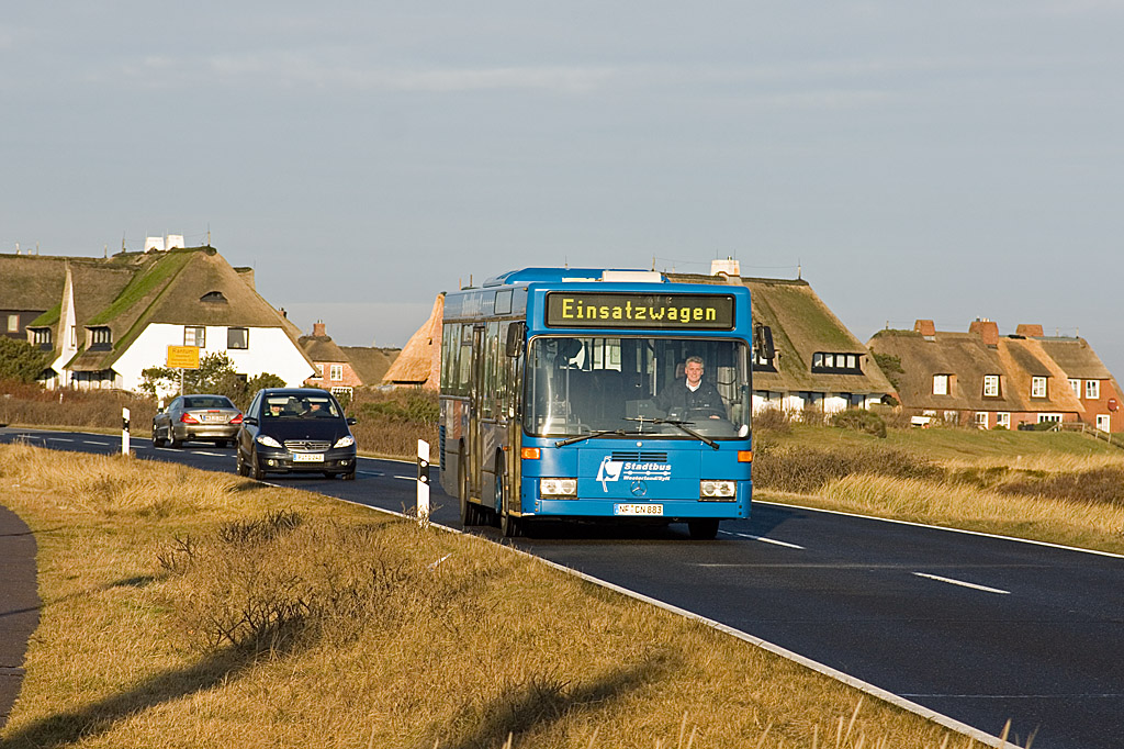 Am ersten Tag des Jahres war der NF-CN 883 der SVG als Verstrkerbus auf der Linie 2 zwischen Westerland und Rantum im Einsatz. Nur noch wenige Meter hat der O405NK bis zum ersten Parkplatz sdlich von Rantum, wo der Bus auf die Rckfahrt nach Westerland wartet.