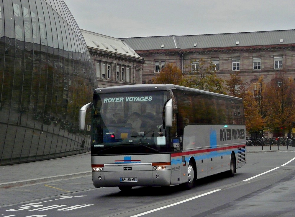 Am frhen Morgen des 30.10.2011 fuhr mir dieser VanHool T916 am Bahnhof von Strasbourg vor die Linse.