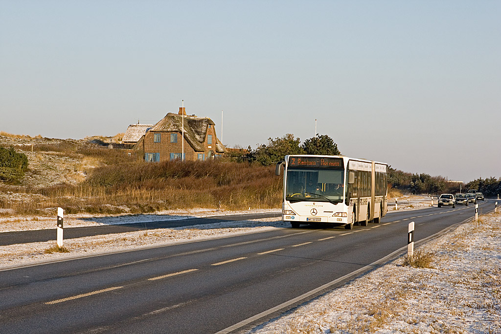 Am Haus Hanna in den Dnen zwischen Westerland und Rantum war am 3. Januar 2010 der NF-SV 211 auf der Linie 2 von Westerland nach Hrnum unterwegs.