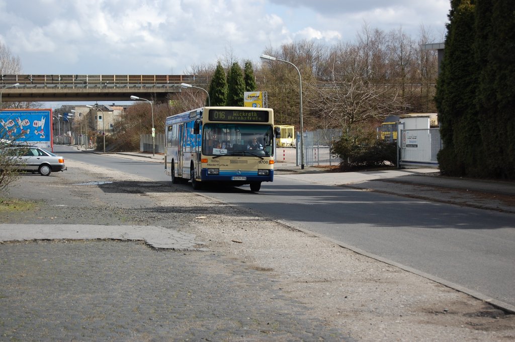 Am Samstag den 27.3.2010 fuhr dieser Mercedes-Bus der Mbus auf der Linie 016 durch Korschenbroich. Er hat soeben die Endhaltestelle am Bahnhof verlassen und ist nun auf dem Weg nach Mnchengladbach Wickrath. Es ist der Wagen 9708.