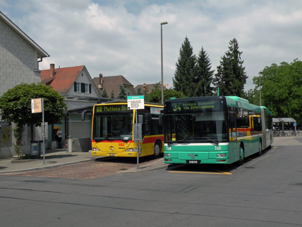 An der Endstation in Bottmingen begegnen sich viele Buslinien. MAN Bus der BVB auf der Linie 34 und Mercedes Citato der BLT auf der Linie 60. Die Aufnahme stammt vom 04.06.2011.