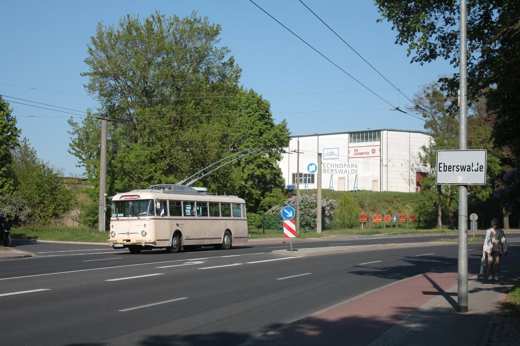Anlsslich des Eberswalder Veteranentreffens auf dem Betriebshof der BBG-Eberswalde fuhr der 9Tr des DVN-Berlin auf der Obuslinie 861 am 07.05.2011. Hier am ehm. B Eisenspalterei.