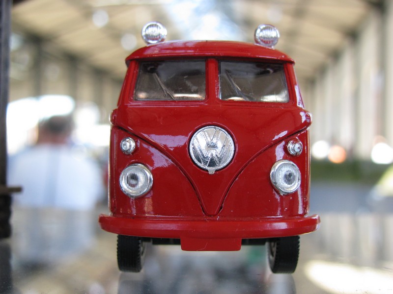 Anllich einer Tagung der ARGE Spur 0, fand in Wismar eine Modellbahn-Ausstellung statt. So konnte ich diesen VW T 1  Bully  -Kleinbus in Spur 0 abgelichtet. Wismar 03.06.2011