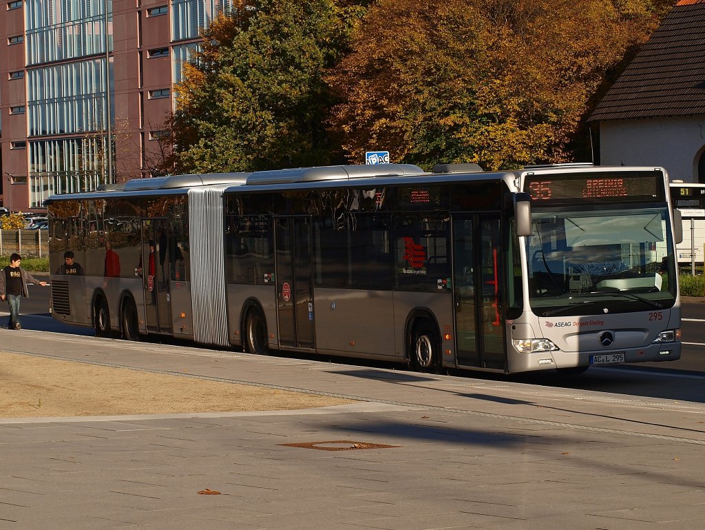 ASEAG Gelenkbus Nr.295, ein O530 CapaCity mit 4 Achsen am 31.10.2010 vor dem Aachener Tivoli.