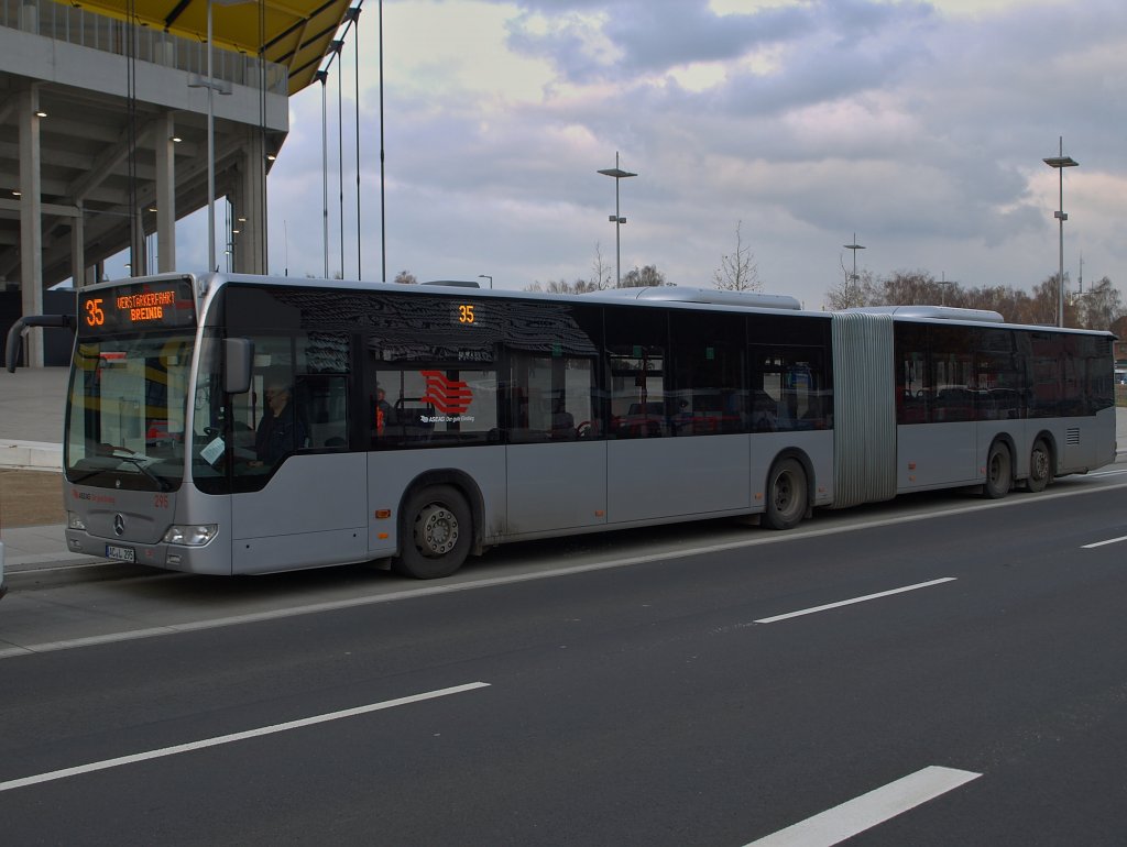 ASEAG Gelenkbus Nr.295, ein O530 CapaCity, am 27.11.2010 vor dem Aachener Tivoli.