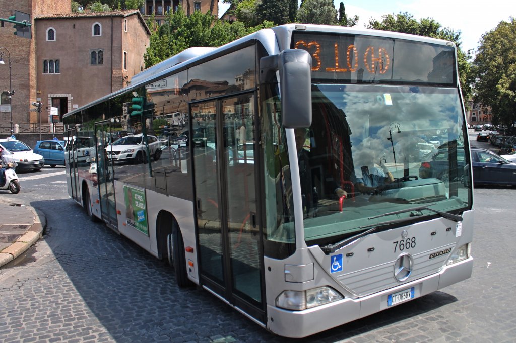 atac 7668 (Mercedes-Benz Citaro O530 I) am 17.05.2013 auf der Linie 63 in Rom.